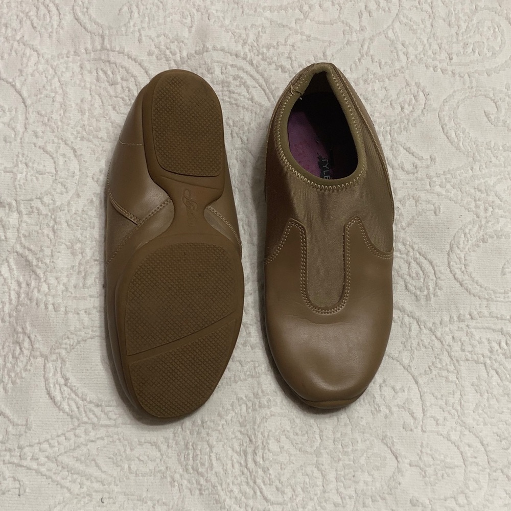 StylePlus Releve Size 7.5M Slip-On Tan Dance Shoes